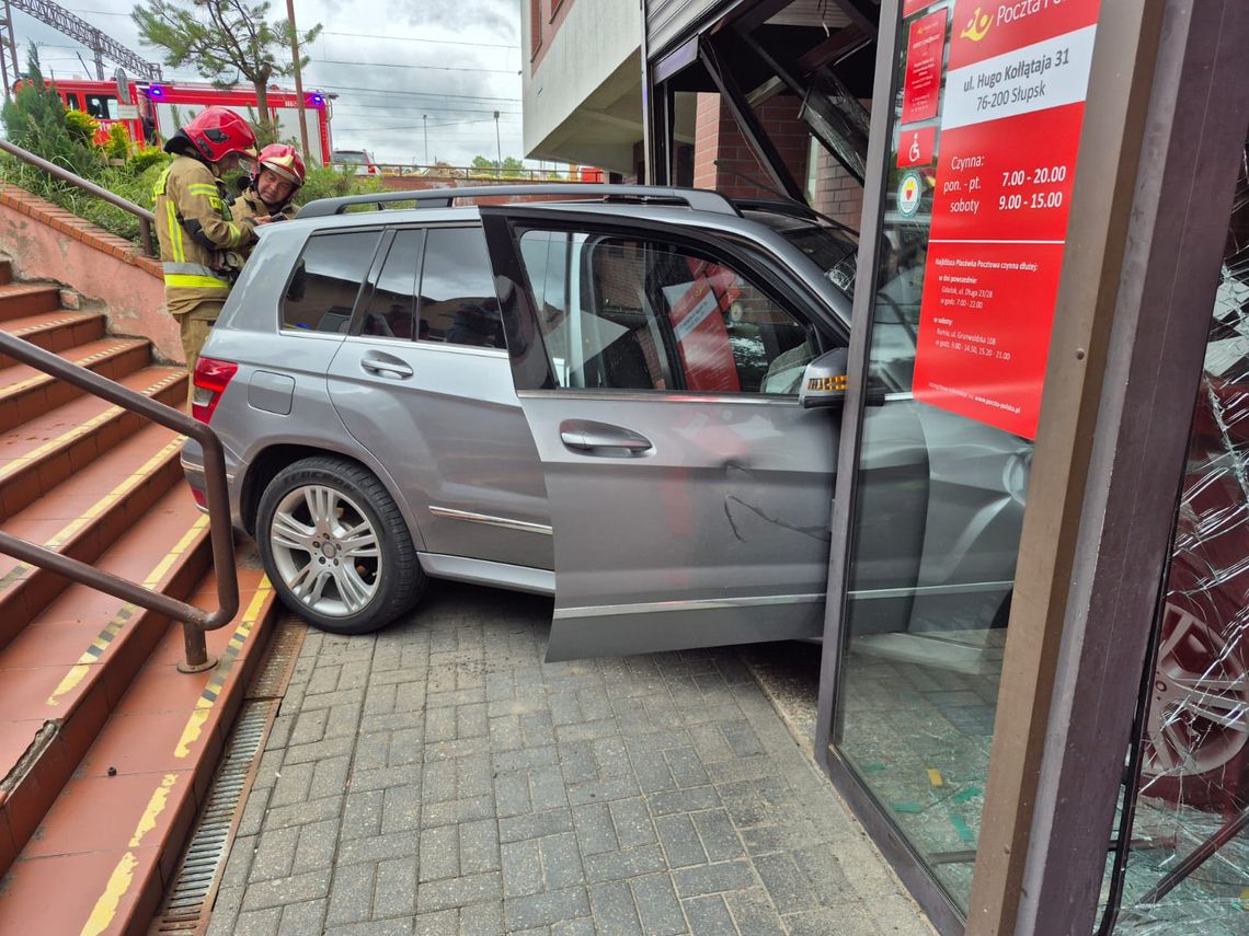 72-latka pomyliła gaz z hamulcem. Zjechała po schodach i staranowała witrynę poczty