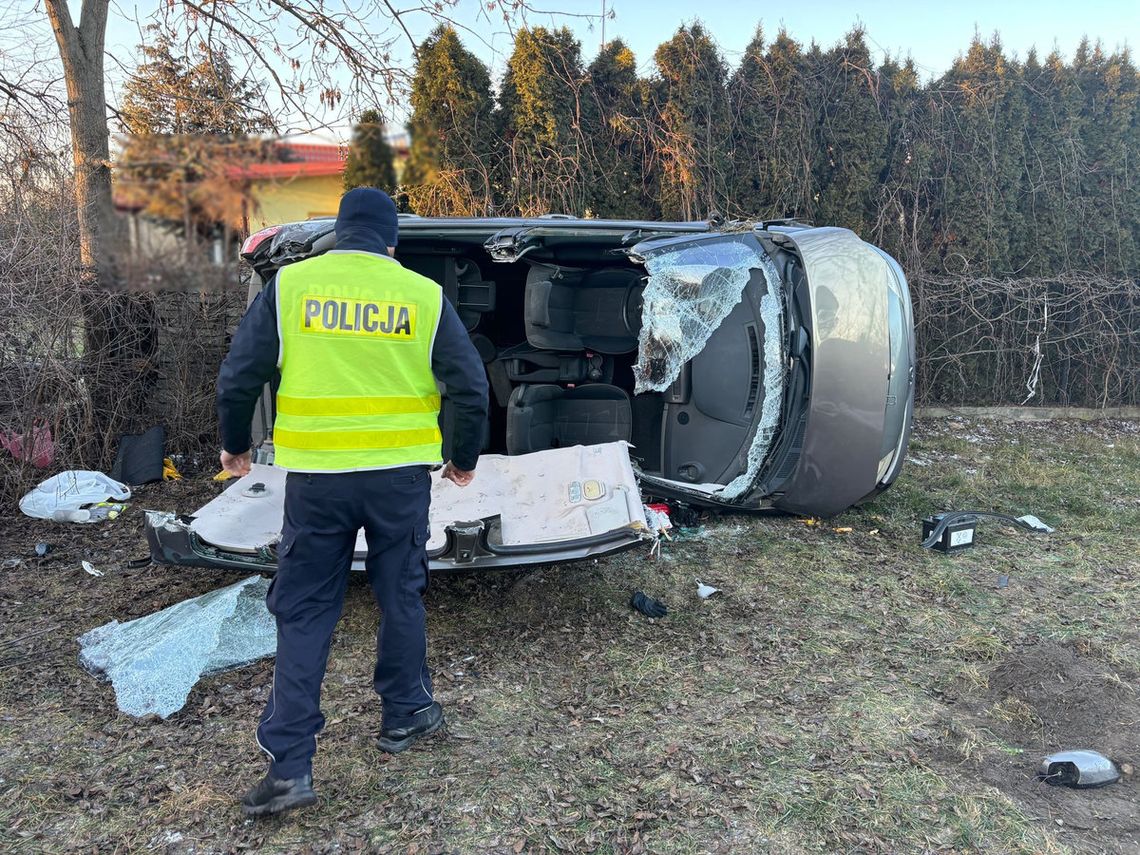 72-letni kierowca zasłabł w czasie jazdy. Po uderzeniu w skarpę, auto wylądowało na boku