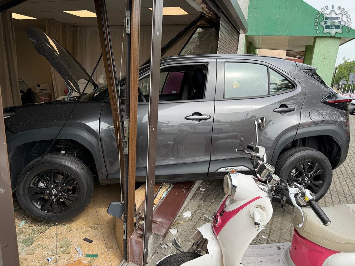 73-latek pomylił się za kierownicą. Staranował witrynę salonu kosmetycznego