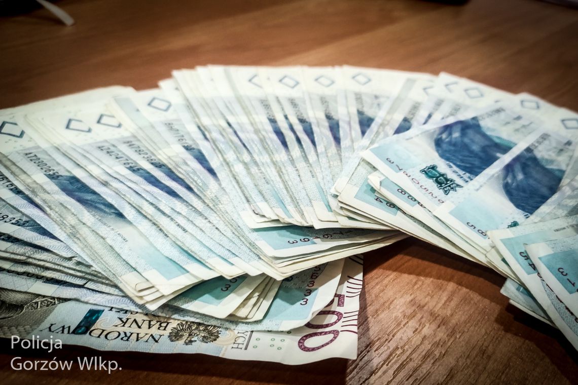 73-latek stracił blisko 600 tysięcy złotych. Dał się złapać na fałszywe inwestycje