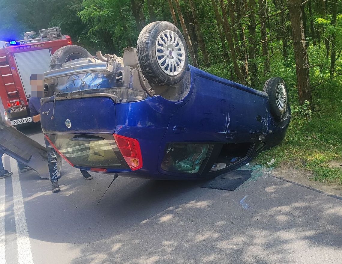 73-letni kierowca przesadził z prędkością. Fiat dachował na łuku drogi