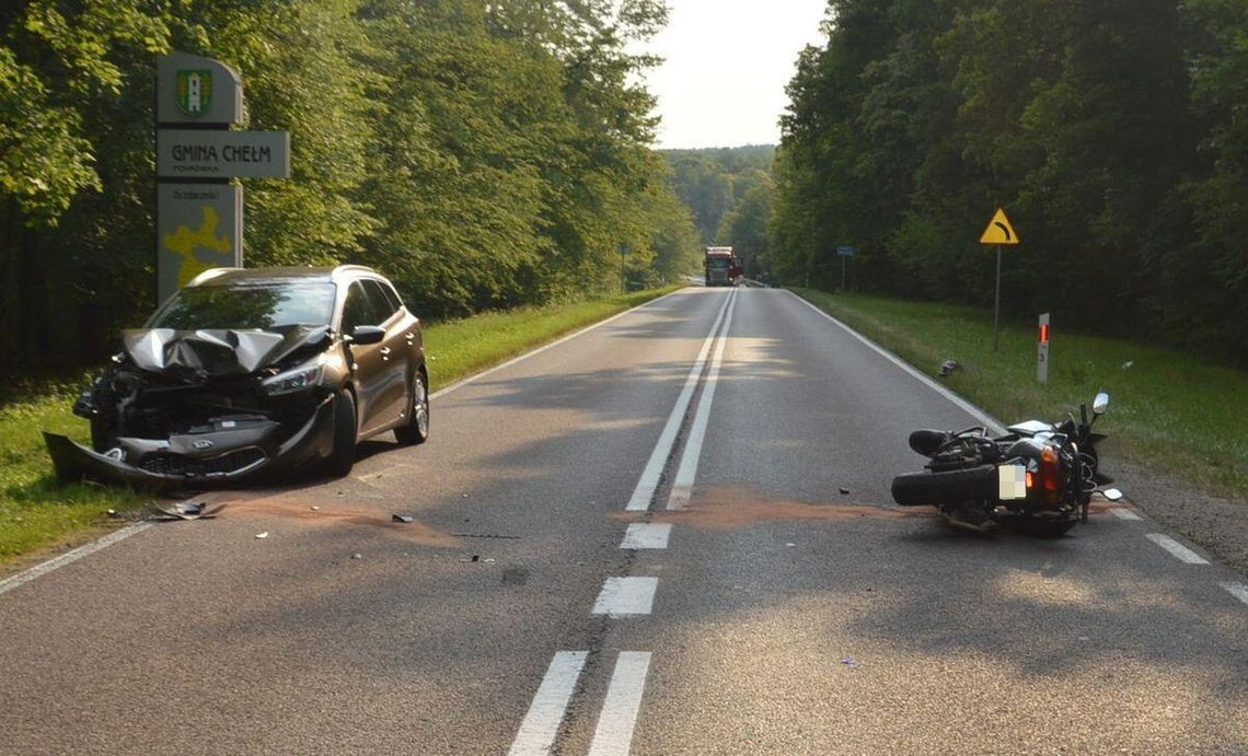 74-latek cofał z lasu i nie zauważył motocyklisty. Wypadek na drodze wojewódzkiej 74-latek cofał z lasu i nie zauważył motocyklisty. Wypadek na drodze wojewódzkiej