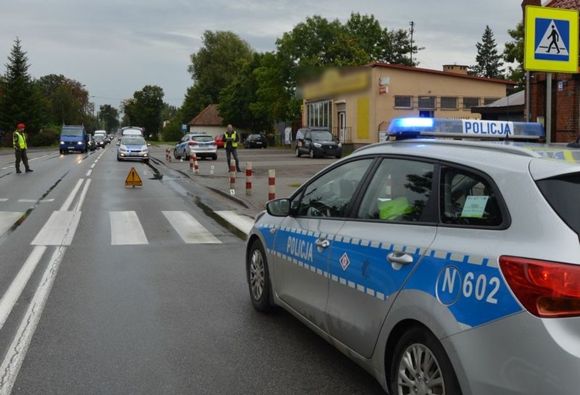 74-letnia babcia wjechała w dziewczynę na pasach. Zostawiła ją bez pomocy, uciekła, a potem porzuciła rozbite auto