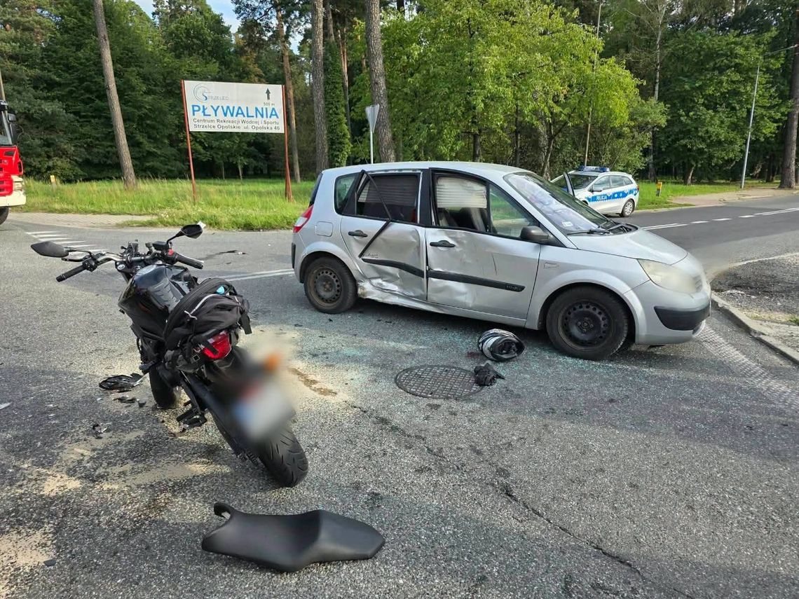 76-latek nie ustąpił pierwszeństwa. Motocyklista i jego pasażerka zostali ranni