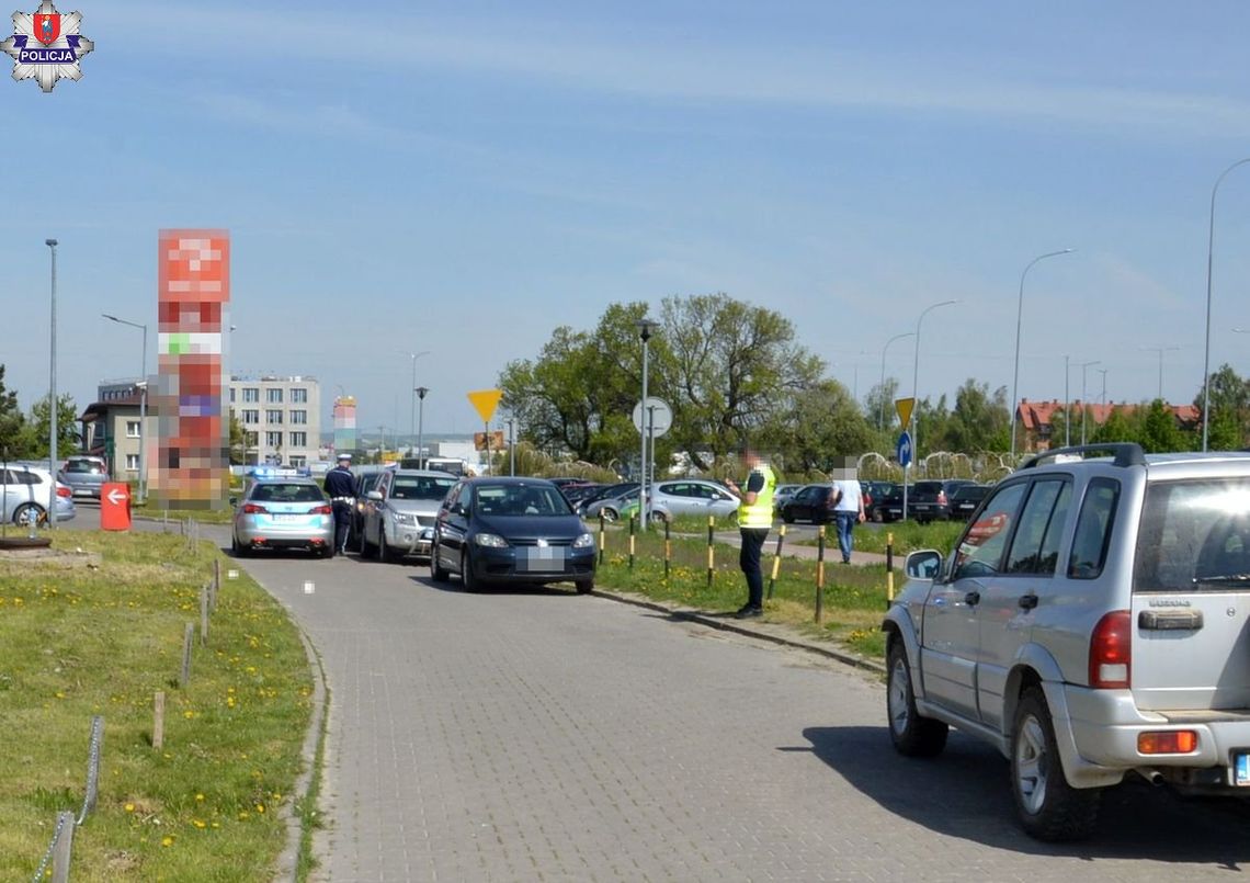 79-letni kierowca podczas cofania potrącił 77-letnią kobietę. Piesza trafiła do szpitala