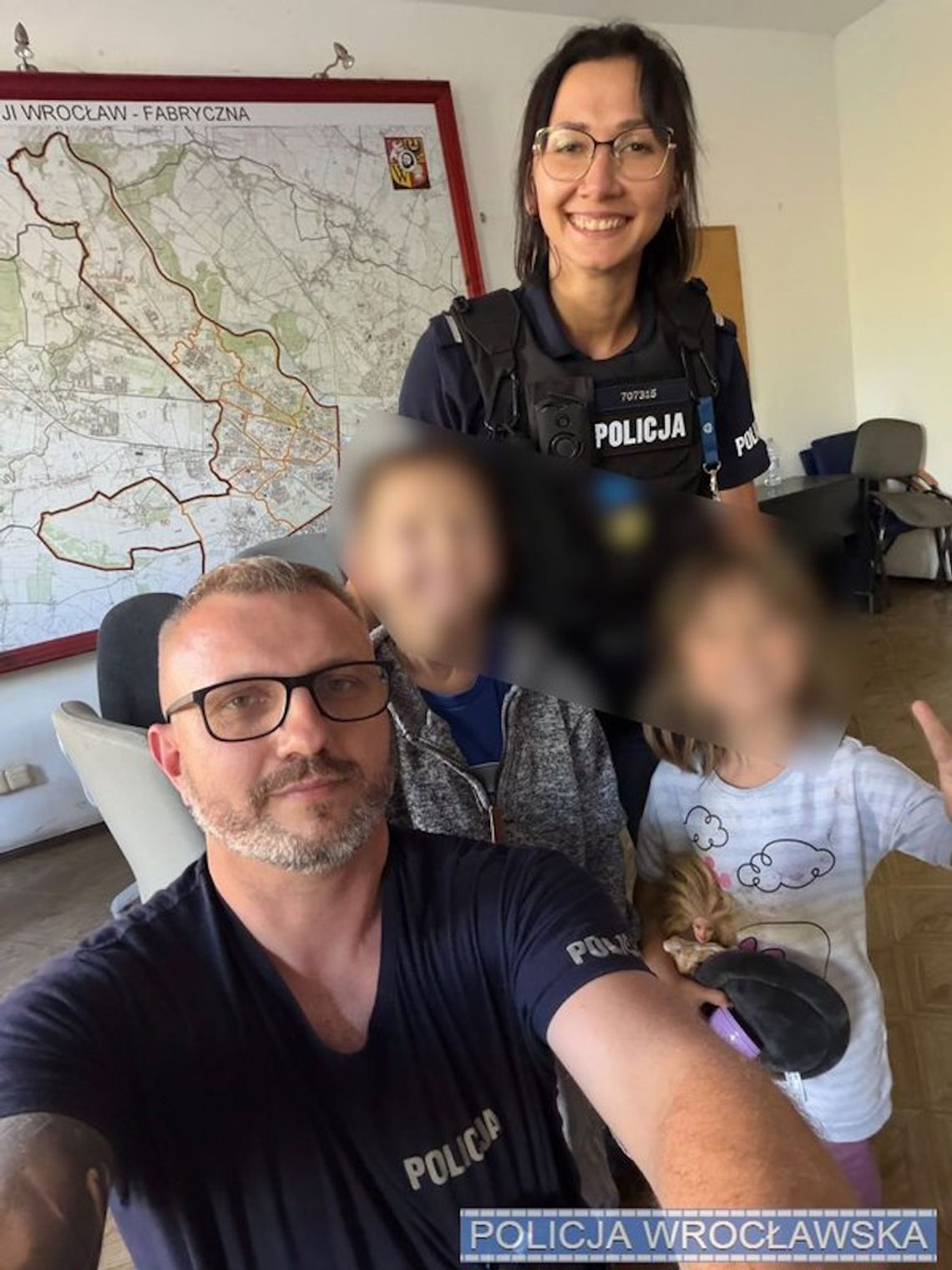 8- i 4-latek sami jechali autobusem. Policję zaalarmowała przypadkowa osoba