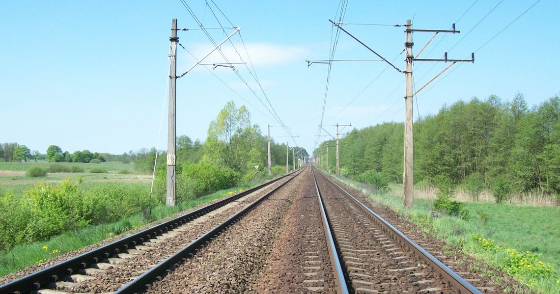 80-latek chodził po torach kolejowych i zatrzymywał pociągi. Chciał, żeby go podwiozły