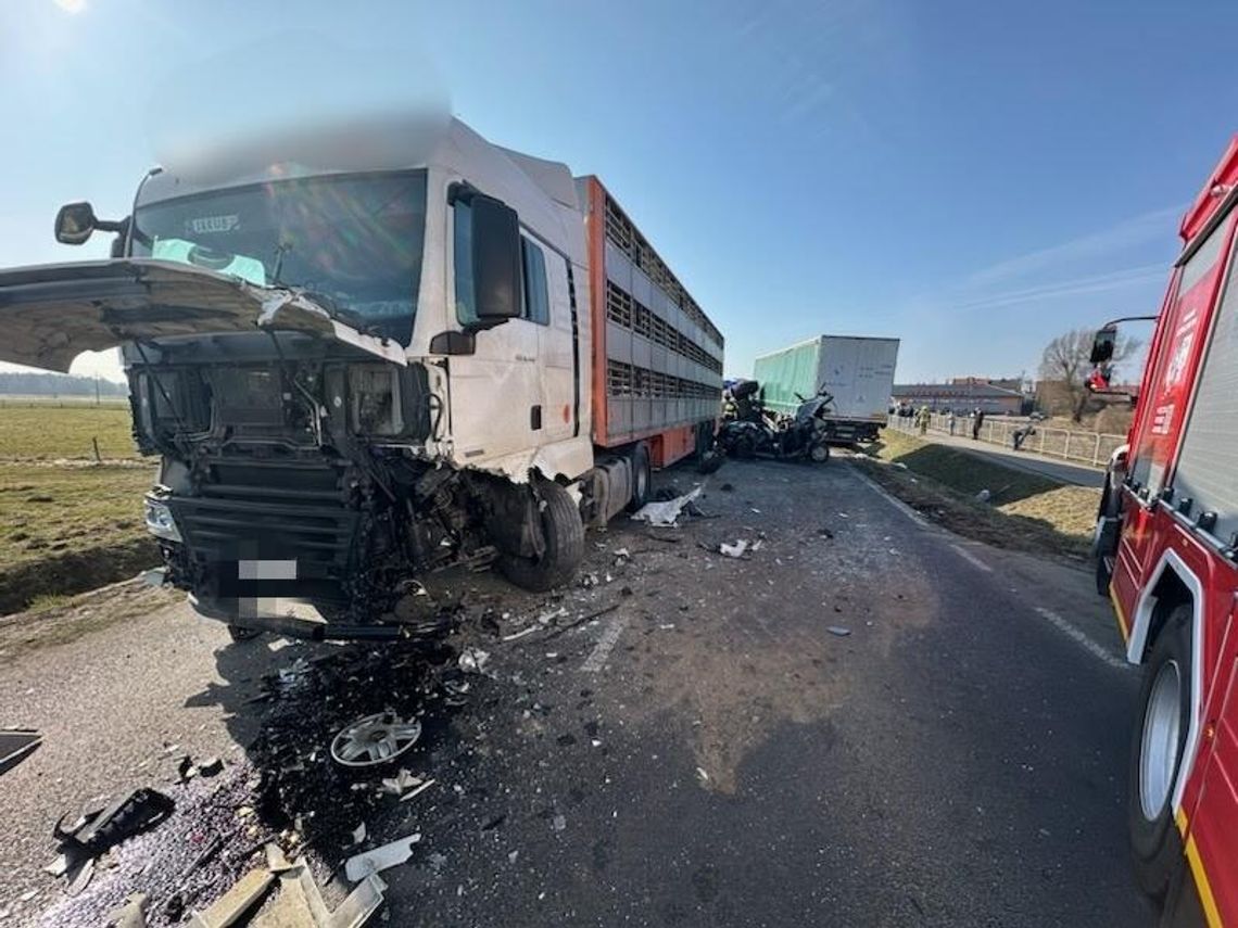 80-latek wyprzedzał ciągnik, doprowadził do czołówki z ciężarówką. Trzy osoby zostały ranne