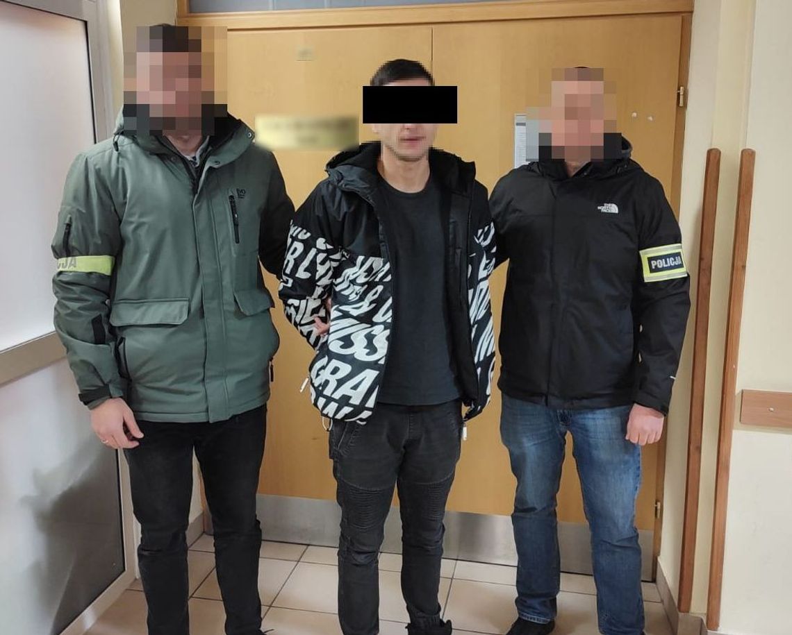 81-latka wyczuła oszusta i przejęła kontrolę nad sytuacją. Zamiast pieniędzy spakowała mu książki 81-latka wyczuła oszusta i przejęła kontrolę nad sytuacją. Zamiast pieniędzy spakowała mu książki