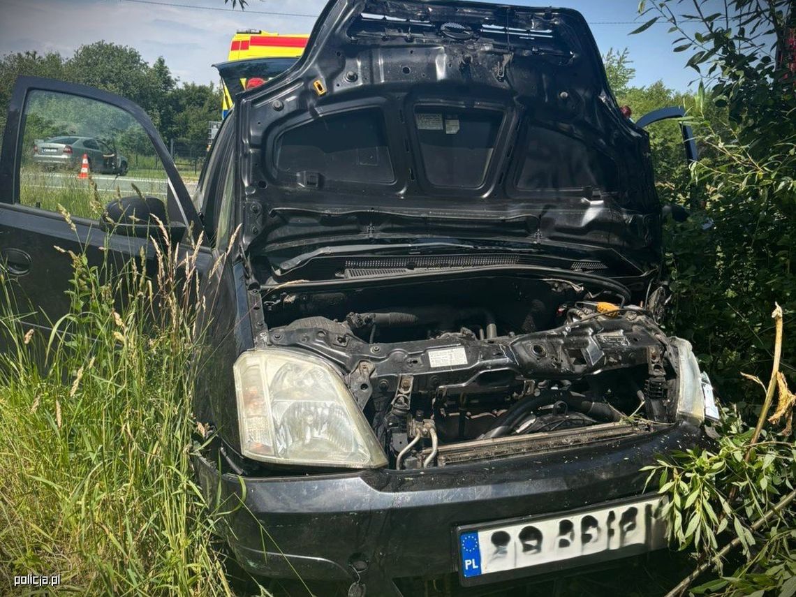 81-letni kierowca zagapił się i nie widział, że auto przed nim hamuje. Wjechał do rowu i uderzył w drzewo