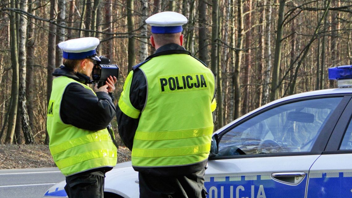 81-letni pirat drogowy pędził przez wieś ponad sto na godzinę. Policjanci zatrzymali mu prawko