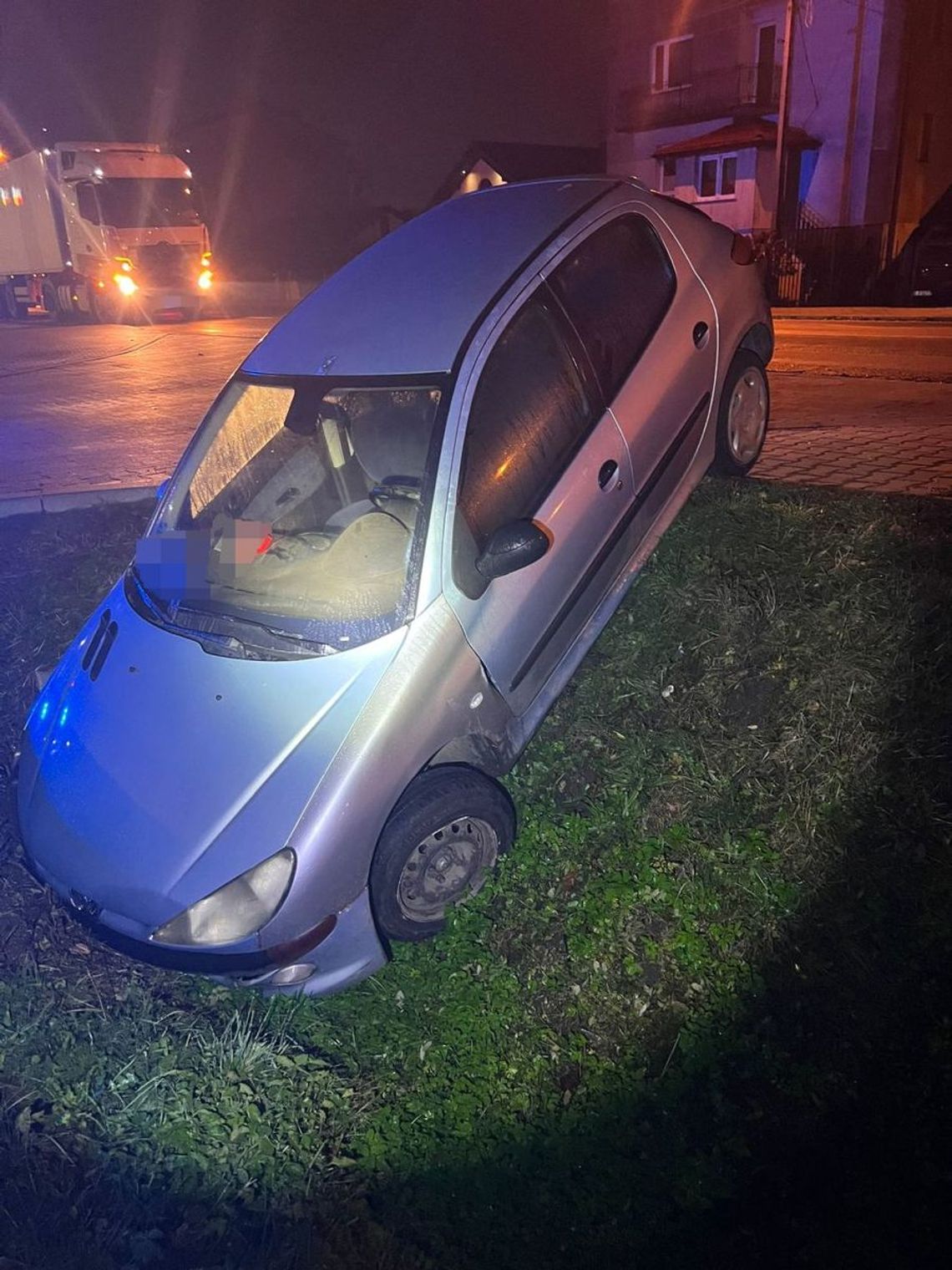 82-latek miał ponad 2 promile i jechał autem z pasażerami. Skończyło się w rowie 82-latek miał ponad 2 promile i jechał autem z pasażerami. Skończyło się w rowie