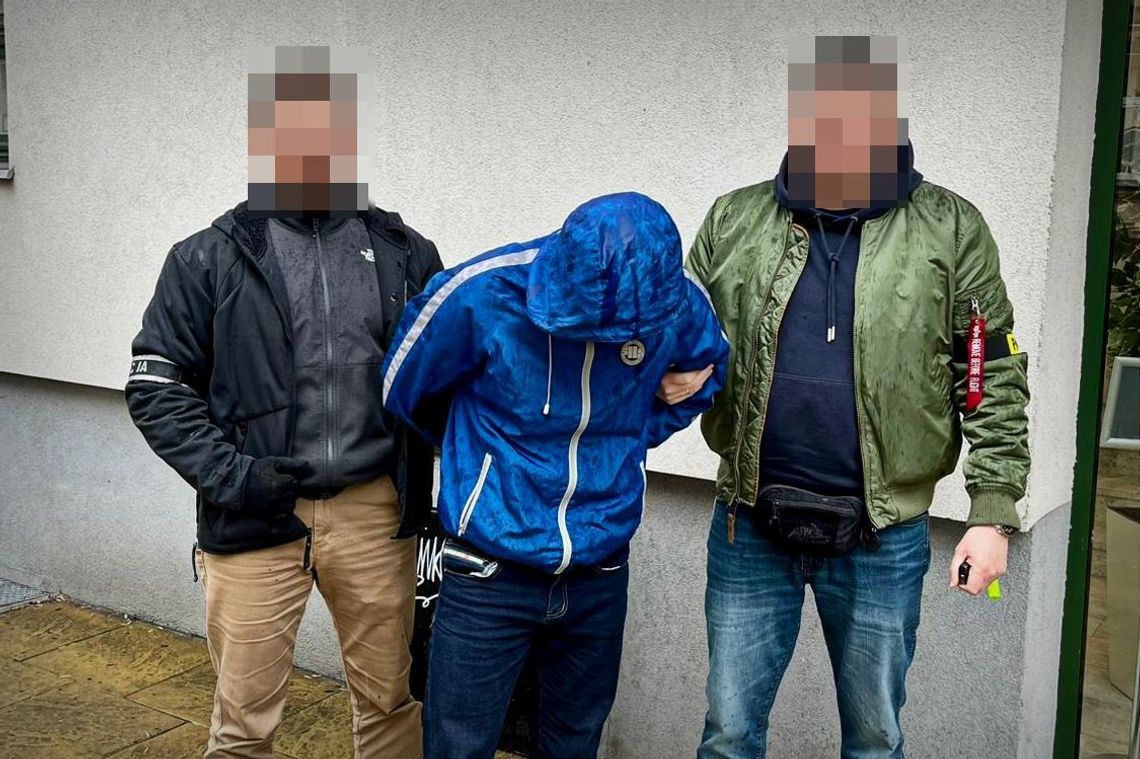 82-latka zaskoczyła oszusta, bo poprosiła o legitymację. 40-latek wpadł prosto w ręce policjantów 82-latka zaskoczyła oszusta, bo poprosiła o legitymację. 40-latek wpadł prosto w ręce policjantów