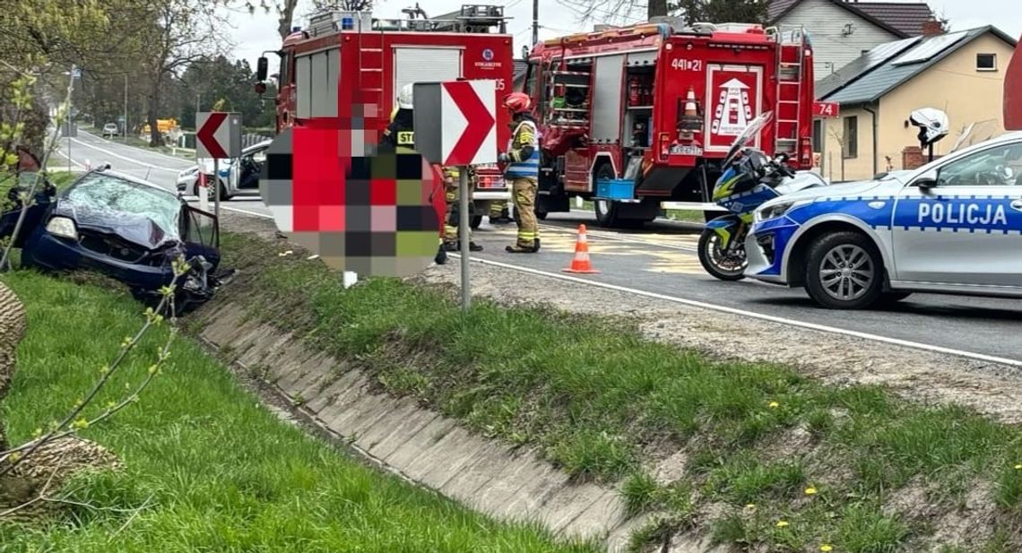 83-latek wjechał toyotą prosto pod rozpędzonego tira. Zginął na miejscu, jego żona walczy o życie w szpitalu