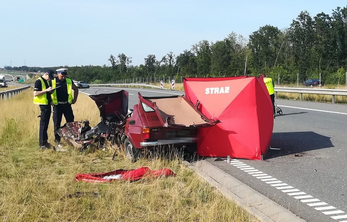 85-latek jechał pod prąd drogą ekspresową. Po czołowym zderzeniu zginął na miejscu