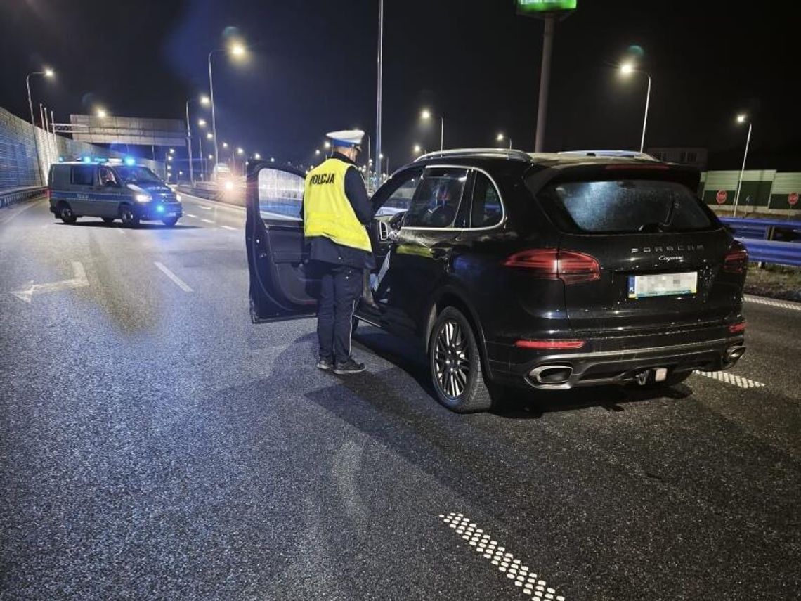 85-letni kierowca jechał Porsche pod prąd. Policjanci w czasie wolnym zapobiegli tragedii 85-letni kierowca jechał Porsche pod prąd. Policjanci w czasie wolnym zapobiegli tragedii