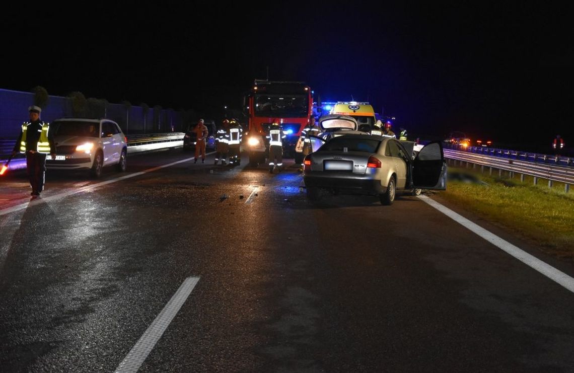 86-latek jechał audi autostradą pod prąd. Spowodował wypadek, w którym śmierć poniósł inny kierowca