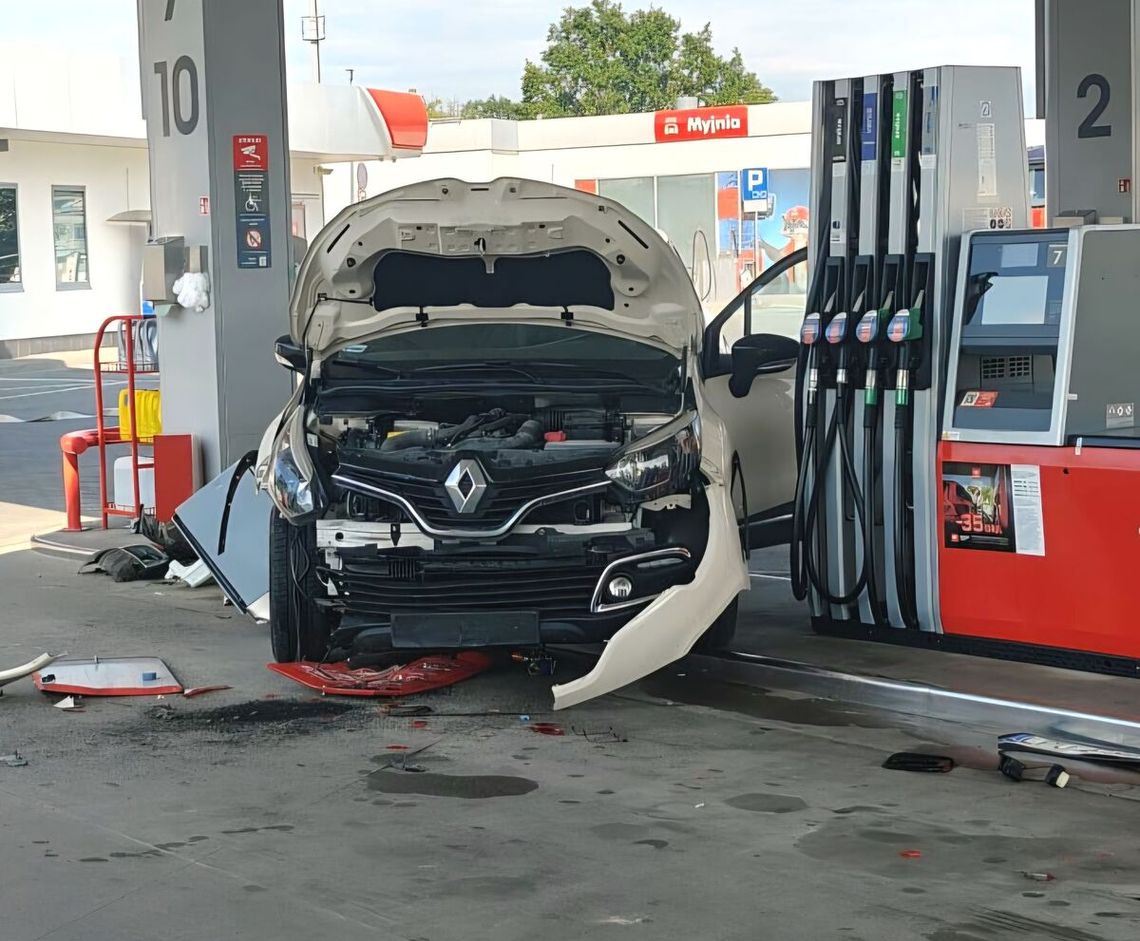 87-latek staranował dystrybutor na stacji paliw. Policja zatrzymała mu prawo jazdy 87-latek staranował dystrybutor na stacji paliw. Policja zatrzymała mu prawo jazdy