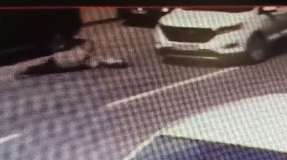 87-latka weszła wprost pod jadący samochód. Potrącenie nagrał monitoring miejski