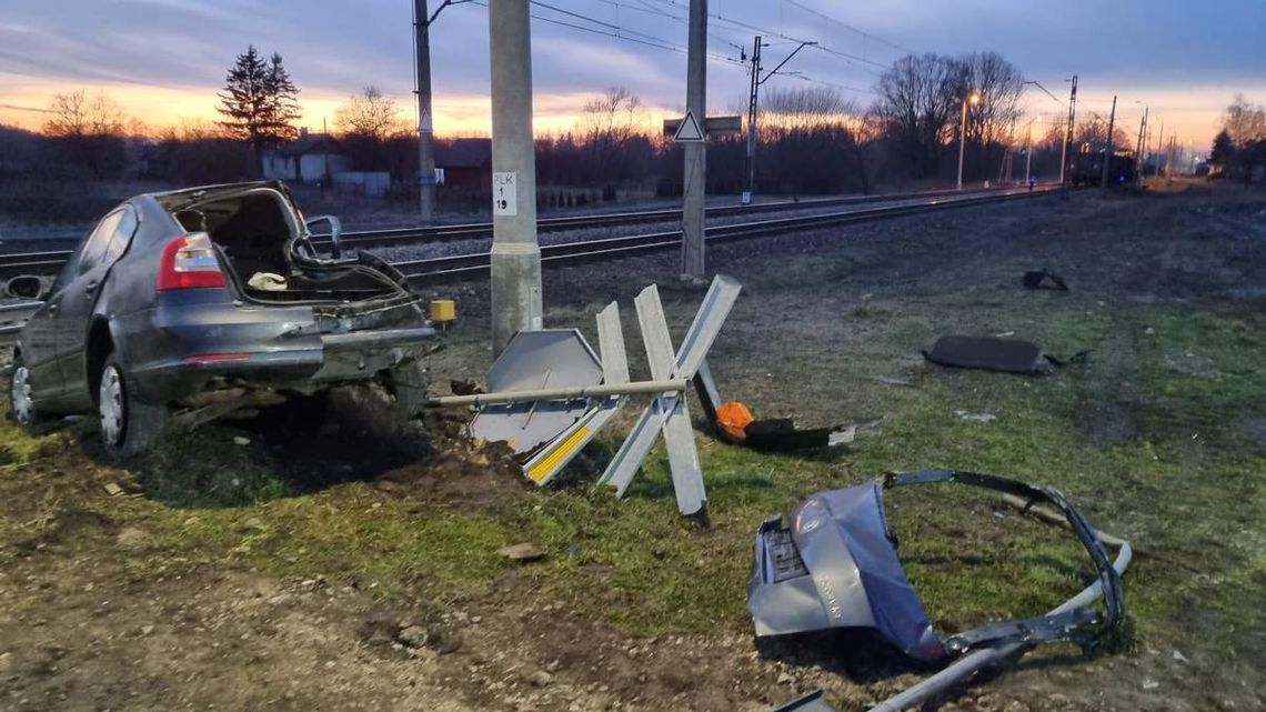 87-letni kierowca zignorował znak stop i wjechał pod pociąg towarowy. Policjanci zatrzymali mu prawo jazdy