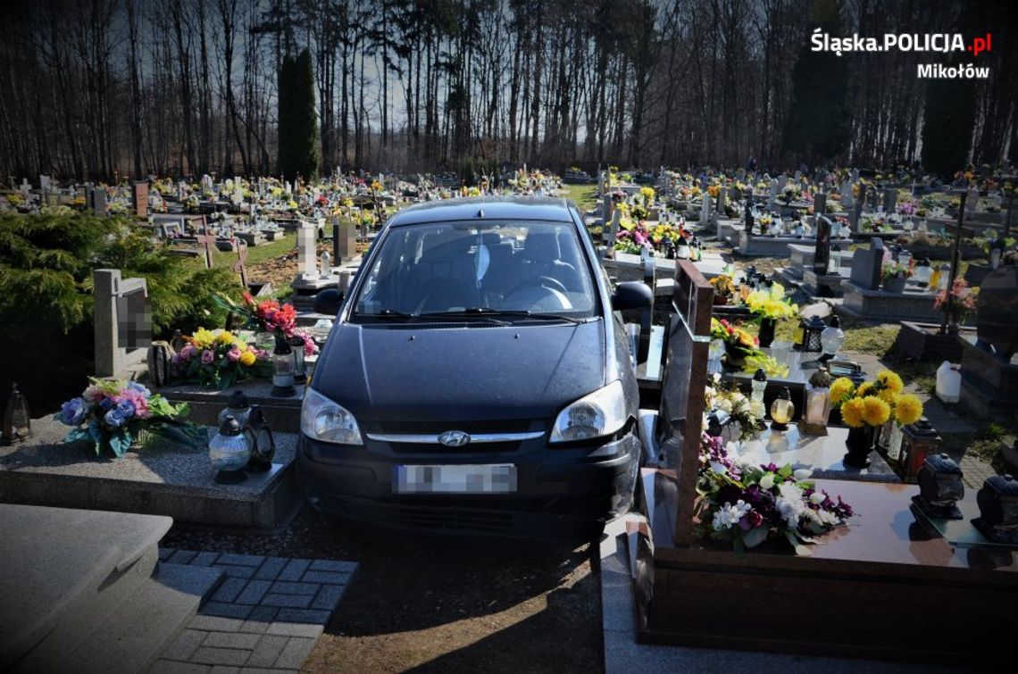 88-latek wjechał autem między groby i stracił orientację. Uszkodzone 22 pomniki