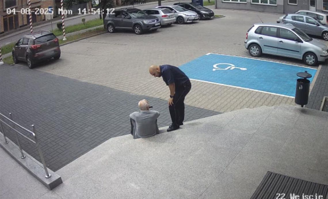 89-latek zasłabł przed komendą. Od razu pomogli mu policjanci
