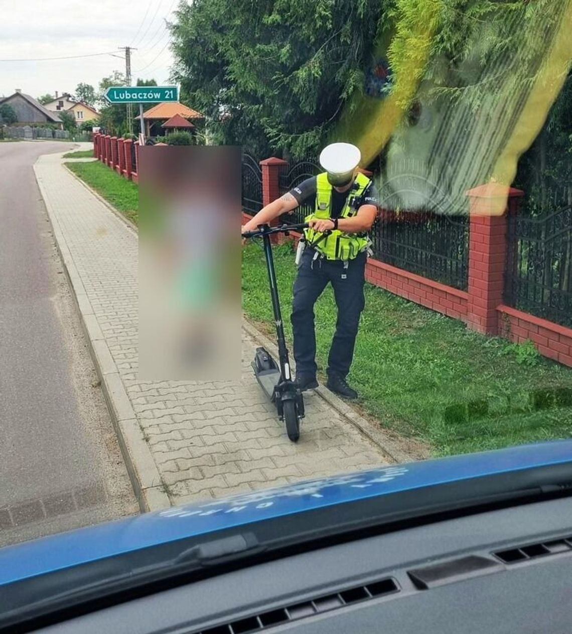 9-latek jechał hulajnogą elektryczną po jezdni. Jego mama dostała 1000 zł mandatu 9-latek jechał hulajnogą elektryczną po jezdni. Jego mama dostała 1000 zł mandatu
