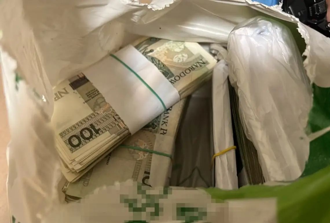 90-latka wyrzuciła przez okno 370 tysięcy złotych. W ostatniej chwili zrozumiała się, że to oszustwo