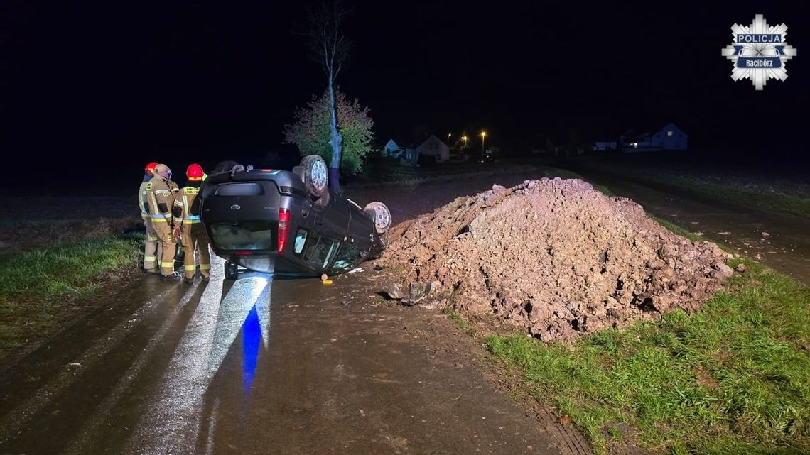 90-letni kierowca nie dostosował prędkości do warunków drogowych. Doszło do groźnego dachowania