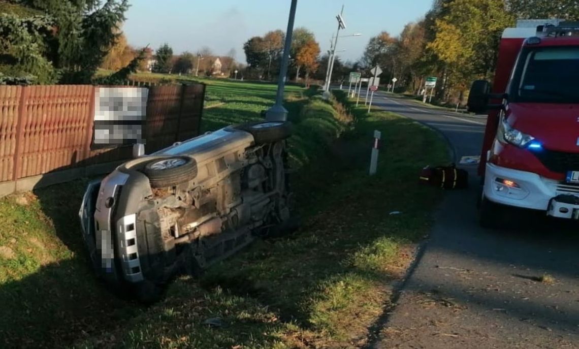 93-letni kierowca ursusa wymusił pierwszeństwo. Po zderzeniu ciągnik rozpadł się na dwie części