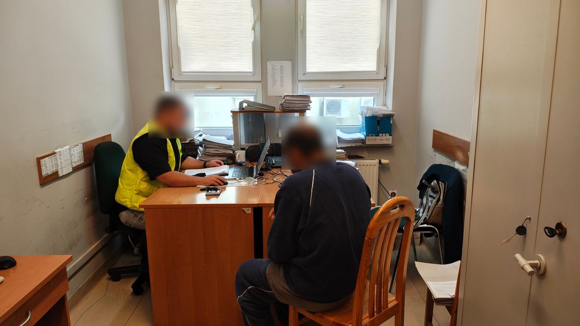 Afgańczyk szedł po drodze ekspresowej. Kurier wkręcił mu, że jest w Paryżu, zatrzymali go w łódzkim