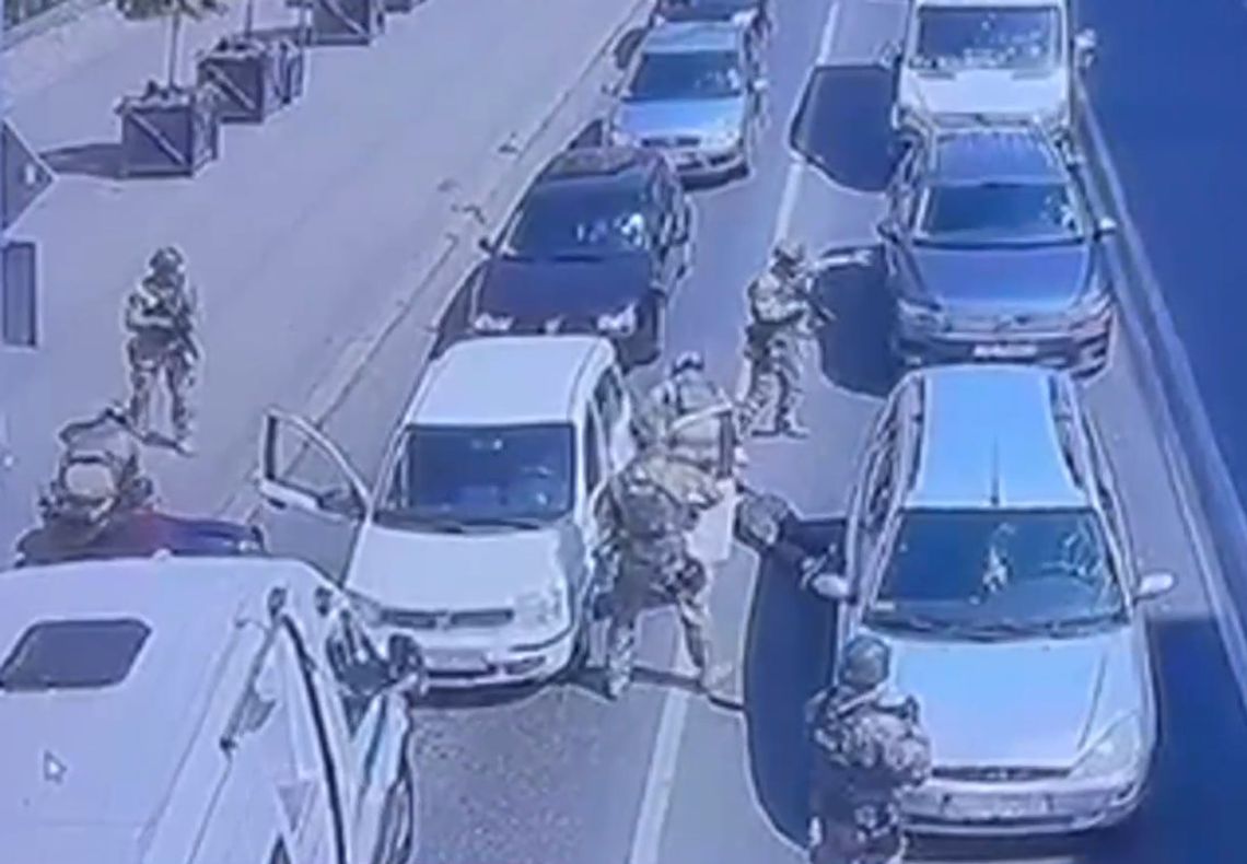 Agenci CBŚP zatrzymali 5 gangsterów. Przejęta broń palna i narkotyki [WIDEO]