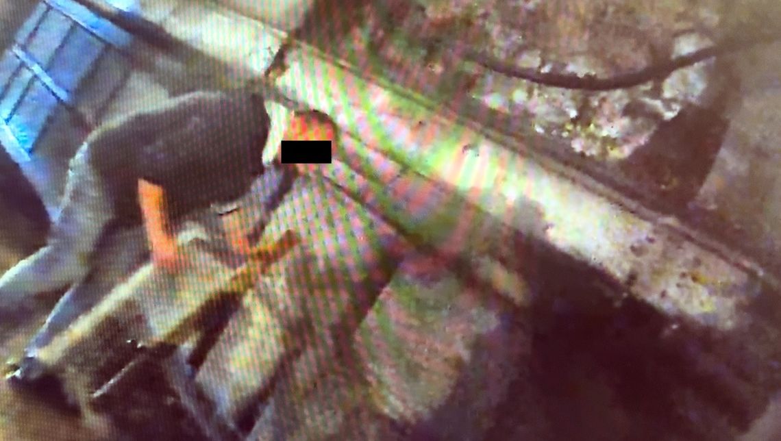 Agresor atakował belką przejeżdżające auta. Potem ruszył na policjantów