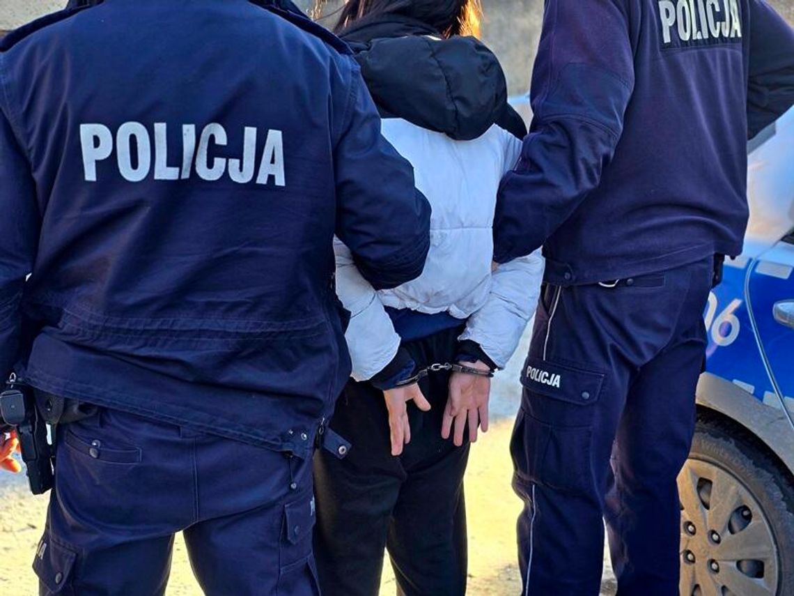 Agresywna 18-latka groziła ratownikom medycznym. Była pijana, a do tego miała przy sobie amfetaminę