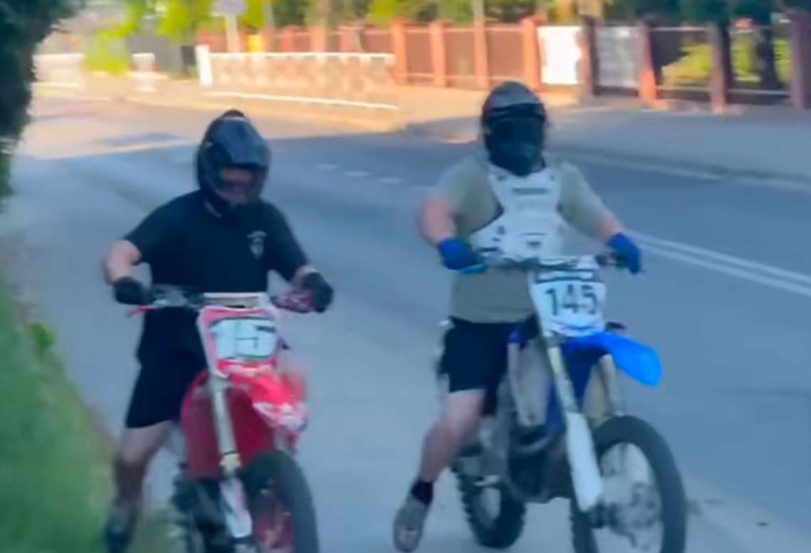 Agresywna jazda młodych motocyklistów. Zaatakowali rowerzystę, który zwrócił im uwagę Agresywna jazda młodych motocyklistów. Zaatakowali rowerzystę, który zwrócił im uwagę