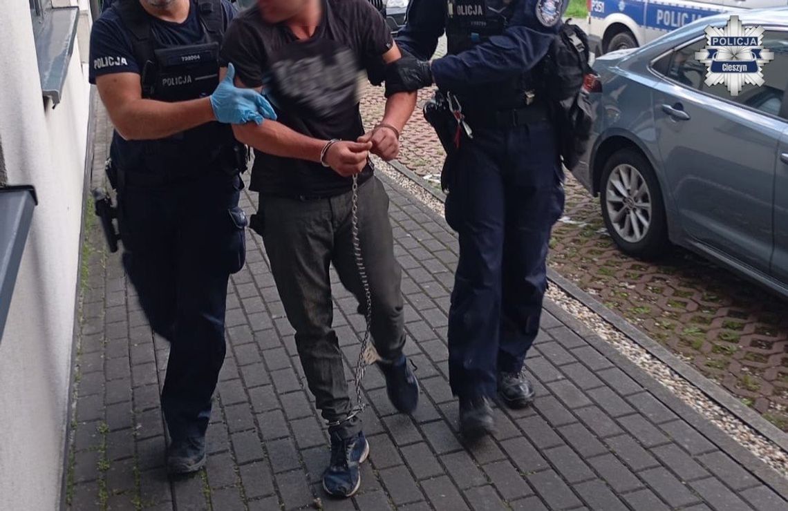 Agresywny 21-latek zaatakował policjanta młotkiem. Trzech mundurowych potrzebowało pomocy medycznej Agresywny 21-latek zaatakował policjanta młotkiem. Trzech mundurowych potrzebowało pomocy medycznej