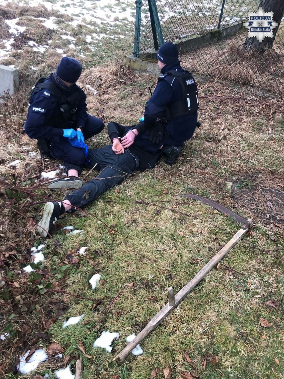Agresywny 26-latek groził wujkowi wielką kosą. Obezwładnili go wezwani na miejsce policjanci