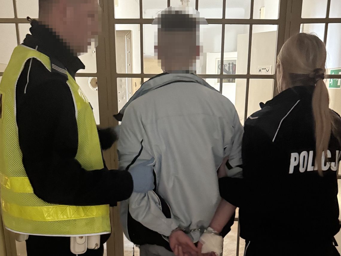 Agresywny 29-latek chciał wtargnąć do mieszkania, a potem próbował pobić urzędniczkę i ją gonił