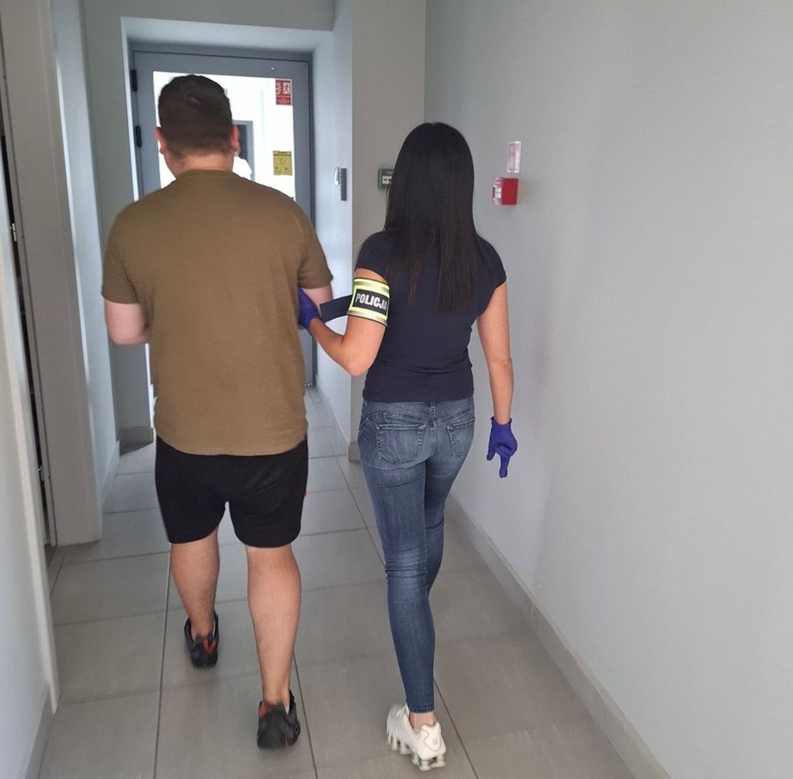 Agresywny 29-latek zaatakował ratowników medycznych. Groził im pobiciem i wymachiwał butelką