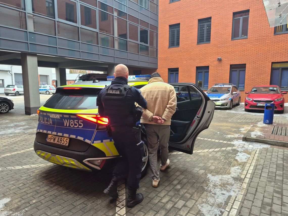 Agresywny 30-latek zaatakował kobietę w taksówce. Wpadł, bo przyglądał się akcji policji przez okno