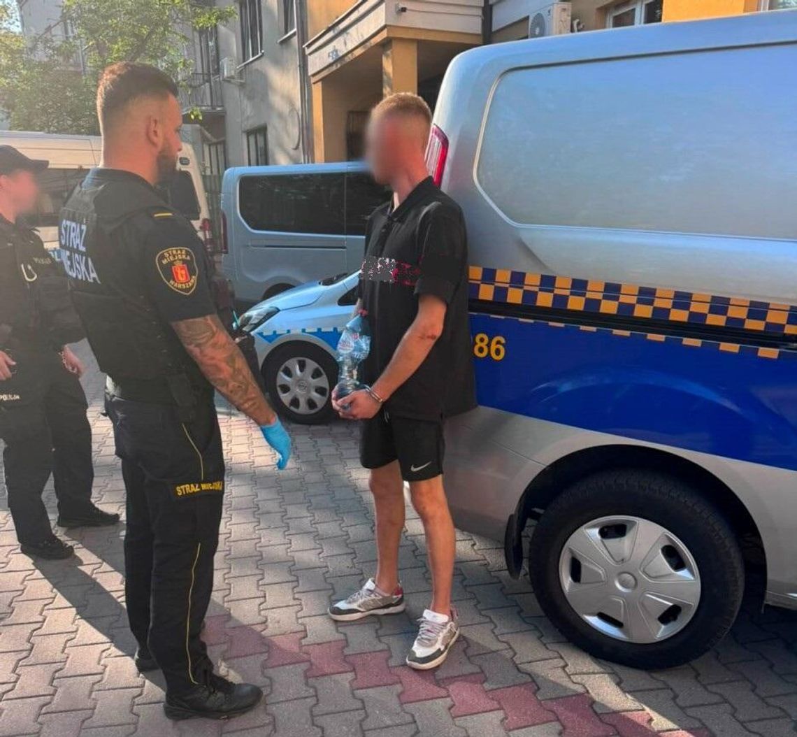 Agresywny 31-latek próbował uciekać przed strażnikami. Wcześniej odrzucił zawiniątko z narkotykiem Agresywny 31-latek próbował uciekać przed strażnikami. Wcześniej odrzucił zawiniątko z narkotykiem