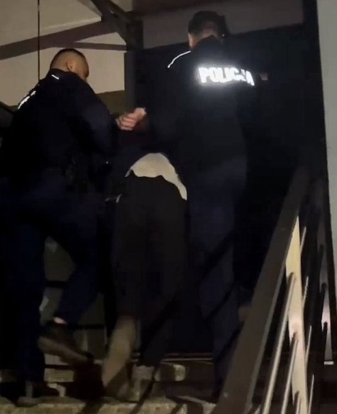 Agresywny 49-latek strzelał do sąsiadów z wiatrówki. Po zatrzymaniu trafił do aresztu na 3 miesiące Agresywny 49-latek strzelał do sąsiadów z wiatrówki. Po zatrzymaniu trafił do aresztu na 3 miesiące