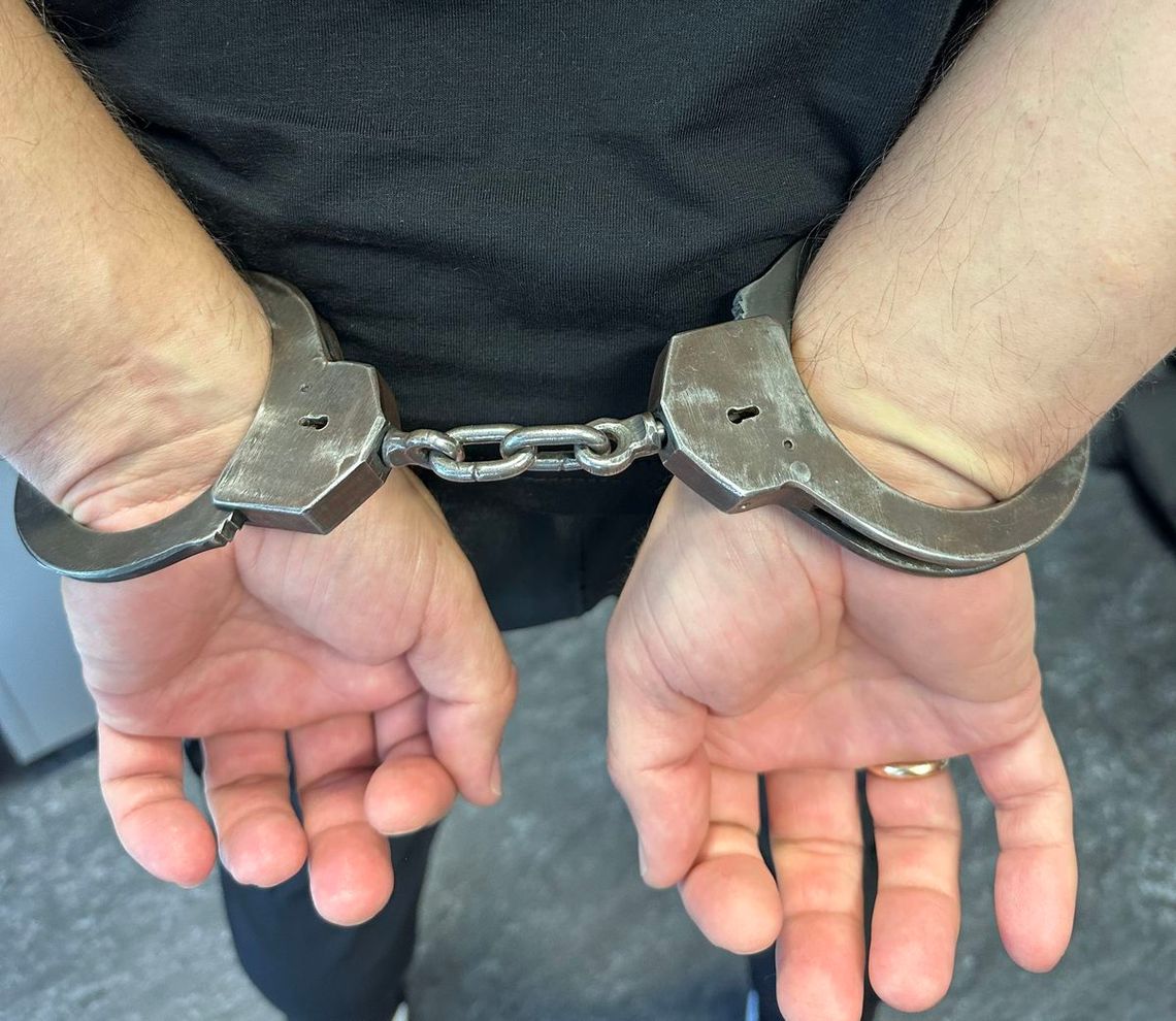 Agresywny klient w sklepie z elektroniką. Wyrwał telefon z ekspozycji i roztrzaskał laptopa Agresywny klient w sklepie z elektroniką. Wyrwał telefon z ekspozycji i roztrzaskał laptopa