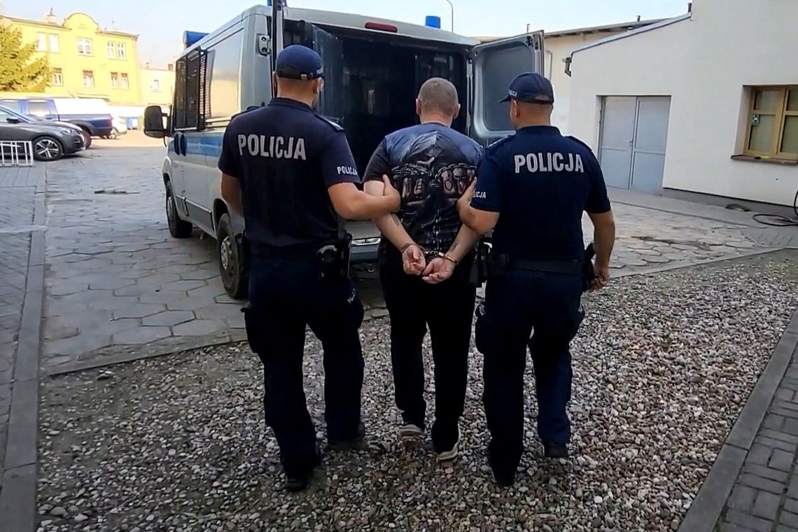 Agresywny mężczyzna celował do policjantów broni pneumatycznej i próbował zbiec do lasu