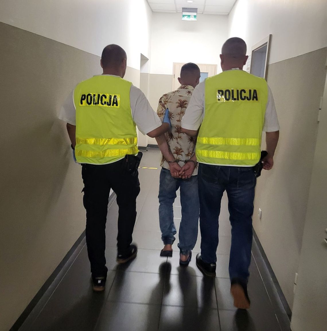 Agresywny mężczyzna kopnął policjanta w brzuch. Został obezwładniony