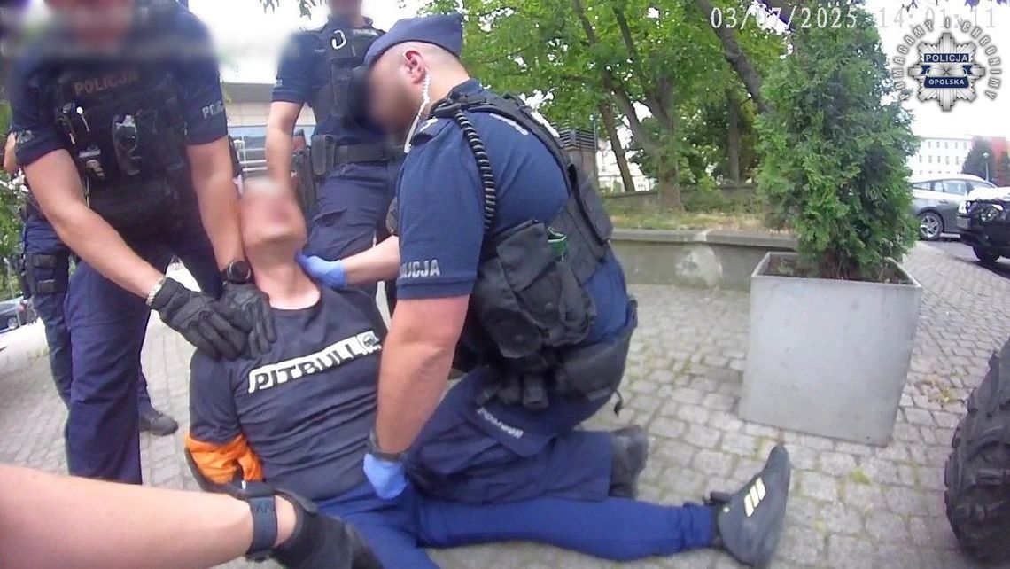 Agresywny mężczyzna obezwładniony na ulicy. Miał nóż, którym ranił policjantkę