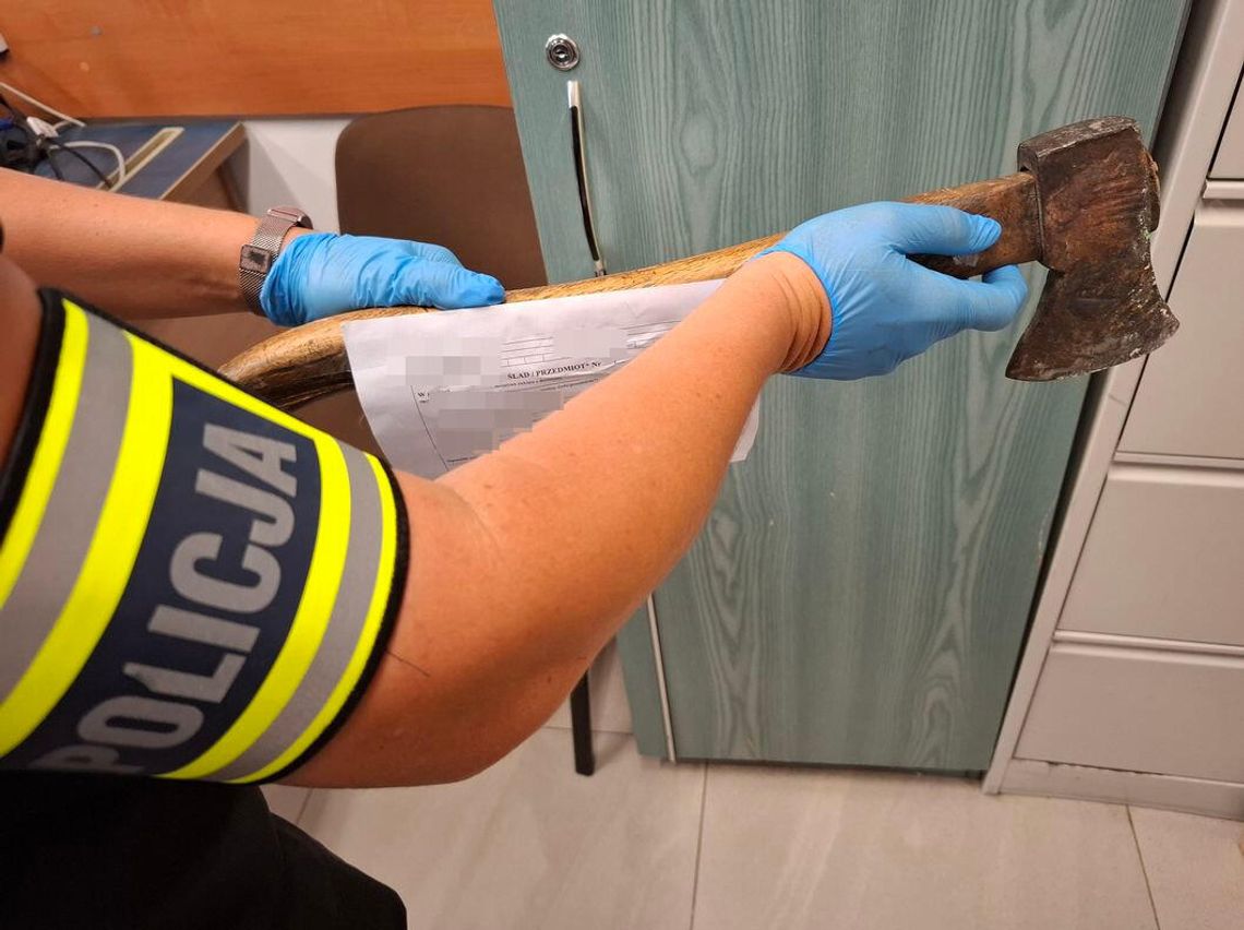 Agresywny mężczyzna przyszedł do sklepu z siekierą. Krzyczał, że zgwałci i zabije ekspedientkę Agresywny mężczyzna przyszedł do sklepu z siekierą. Krzyczał, że zgwałci i zabije ekspedientkę