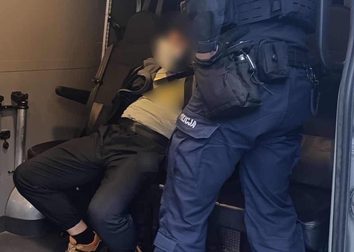 Agresywny mężczyzna szalał przed sklepem. Okazało się, że powinien być w więzieniu, więc od razu tam trafił Agresywny mężczyzna szalał przed sklepem. Okazało się, że powinien być w więzieniu, więc od razu tam trafił