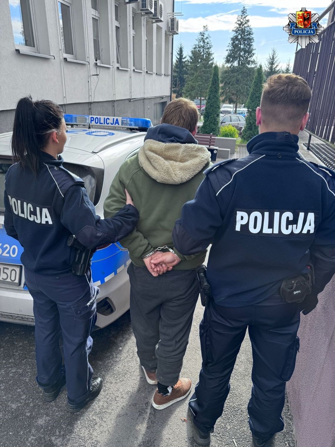 Agresywny mężczyzna wbiegł do szkoły i zaatakował pracownika. Został przez niego obezwładniony