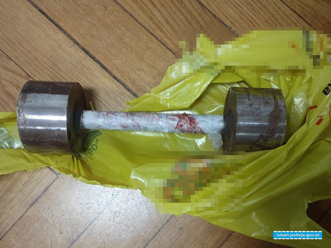 Agresywny mężczyzna z hantlą w ręku obezwładniony przez policje. Wcześniej zdemolował mieszkanie